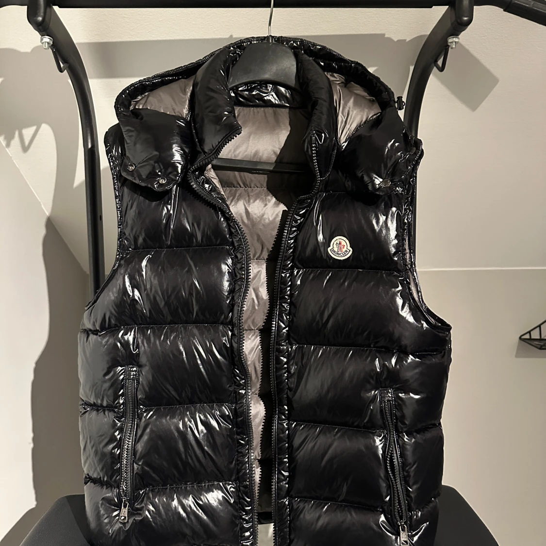 Svart dunväst från Moncler med huva - 2