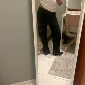 Svarta vida byxor med slits - Säljer ett par svarta vida byxor med slits nertill. Byxorna har hög midja och är tillverkade i ett mjukt, stretchigt material. Enkla att matcha med många olika tröjor. Jag vet inte vilken storlek det är men jag brukar ha storlek s och dem här är ksk lite stora och de är väldigt stretchiga. Skulle tro att de är från Lindex.