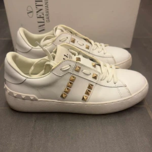 Valentino rockstud skor - Säljer nu mina super snygga Valentino rockstud skor som är i storlek 37, säljer dem eftersom att jag snart flyttar till usa i en månad, tveka inte på att höra av er ifall ni undrar något!💕❣️