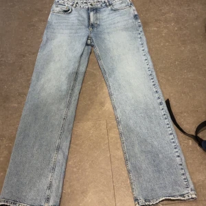 Ljusblå wide jeans midwaist W29 L32 - Säljer ett par ljusblå jeans midwaist, aldrig använda.