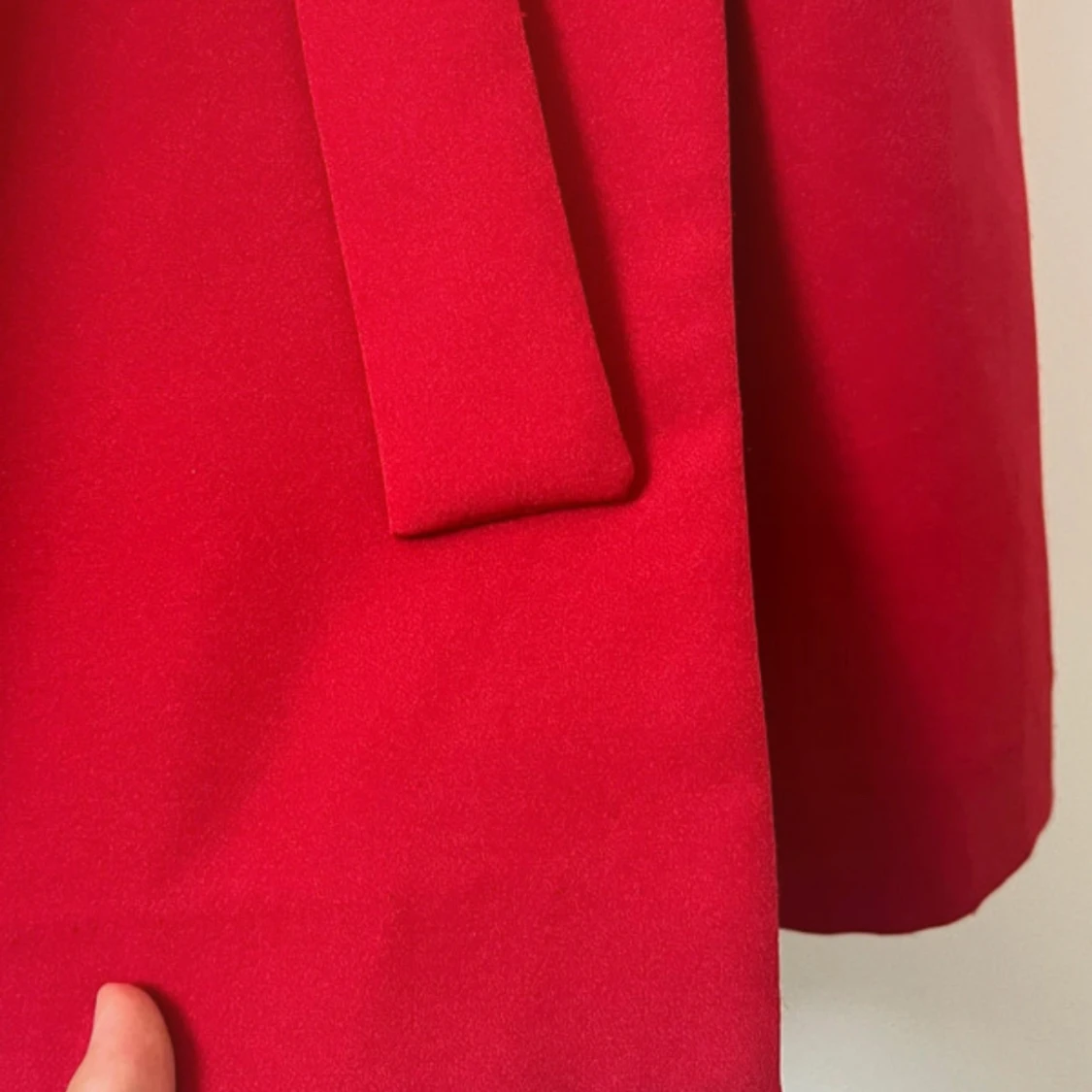 Röd ärmlös kappa med bälte - 2