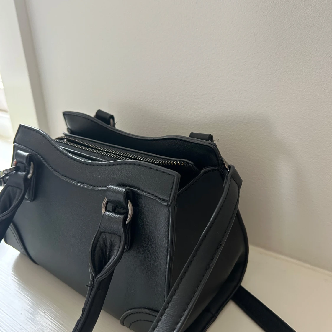 Svart väska från Gina Tricot  - 4