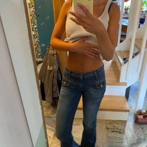 Blå lågmidjade bootcut jeans - Säljer ett par blå snygga lowwaist Bootcut jeans! Skitsnygga! Jag är 163 för referens.🙌🌸
