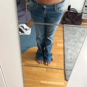 Blå bootcut jeans från Mavi - Säljer ett par blåa bootcut jeans pågrund av att de är för stora, storlekarna är midjemått rakt över:41cm midjehöjd:20cm innerbenslängd:85cm💗 står ingen storlek men de är runt 29/30w 