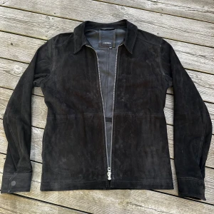 Svart mockajacka från J.Lindeberg - Stilren svart mockajacka från J.Lindeberg. Passar 175-180Skriv om bilder eller funderingar! 