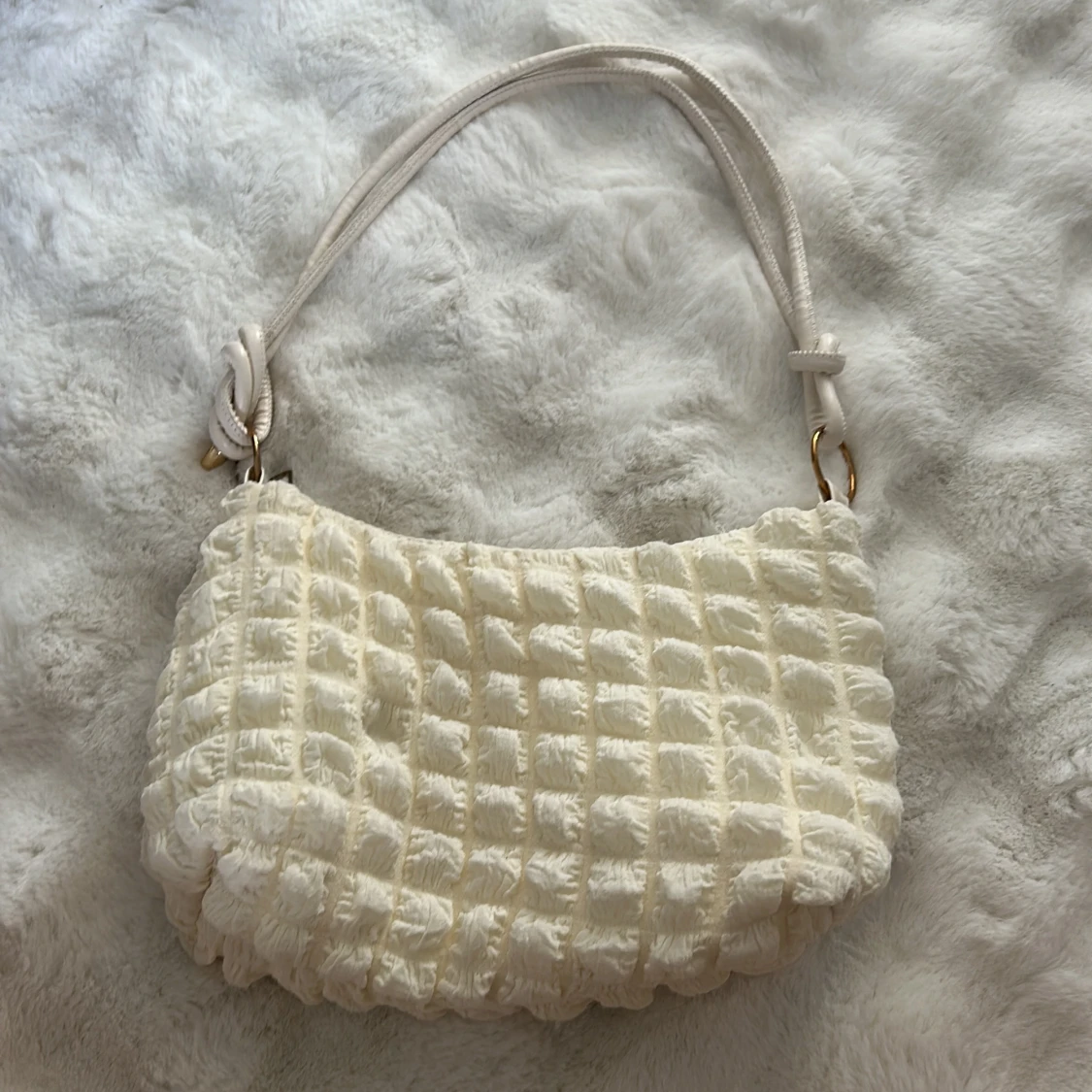 Vit quiltad axelväska med struktur - 1