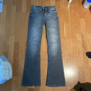 Grå bootcut jeans med utsvängda ben - Grå jeans med bootcut från only. Strl 32 men passar mig bra som oftast har 34/36 & är 165 cm i längden. Inga defekter. Lite stretchigt tyg. 