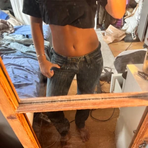 Lee blå jeans med låg midja - Säljer ett par coola blå jeans från Lee med låg midja och snygg tvätt. Kommer inte till användning nåt mer. 