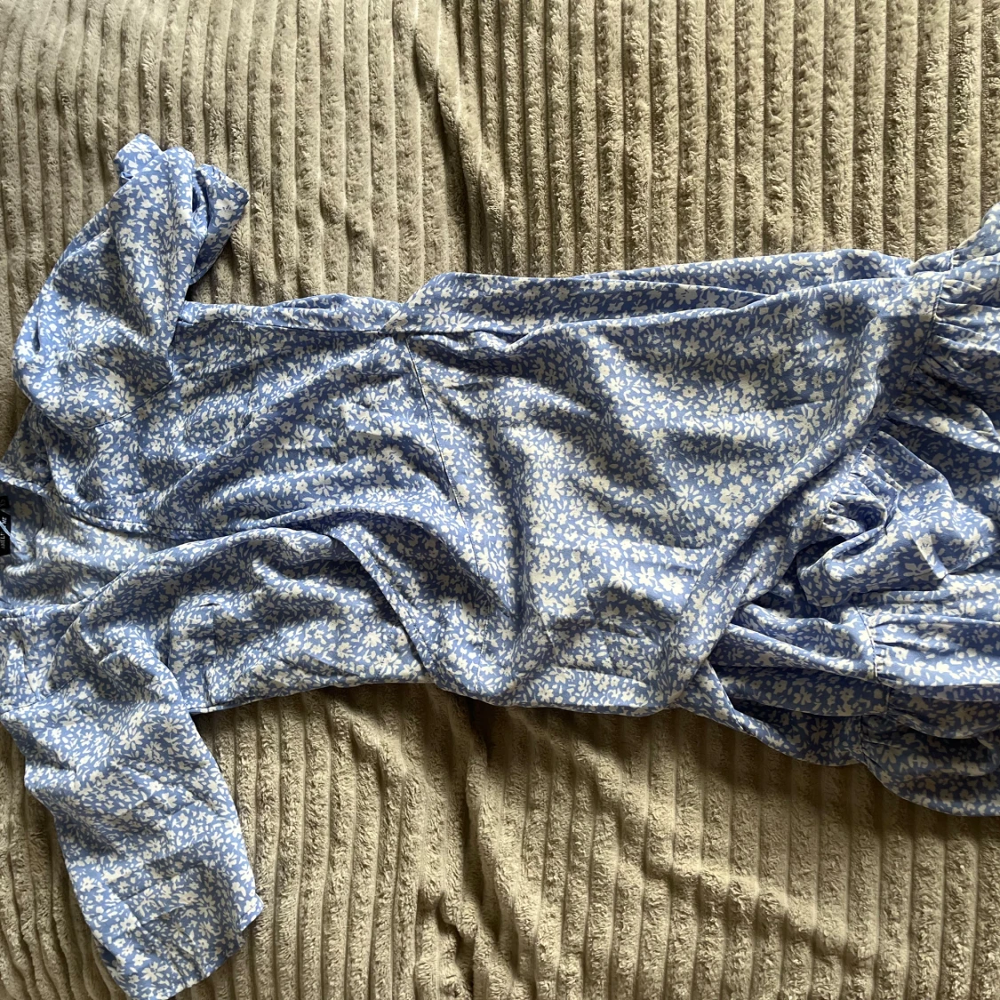 Blommig blå klänning från gekås