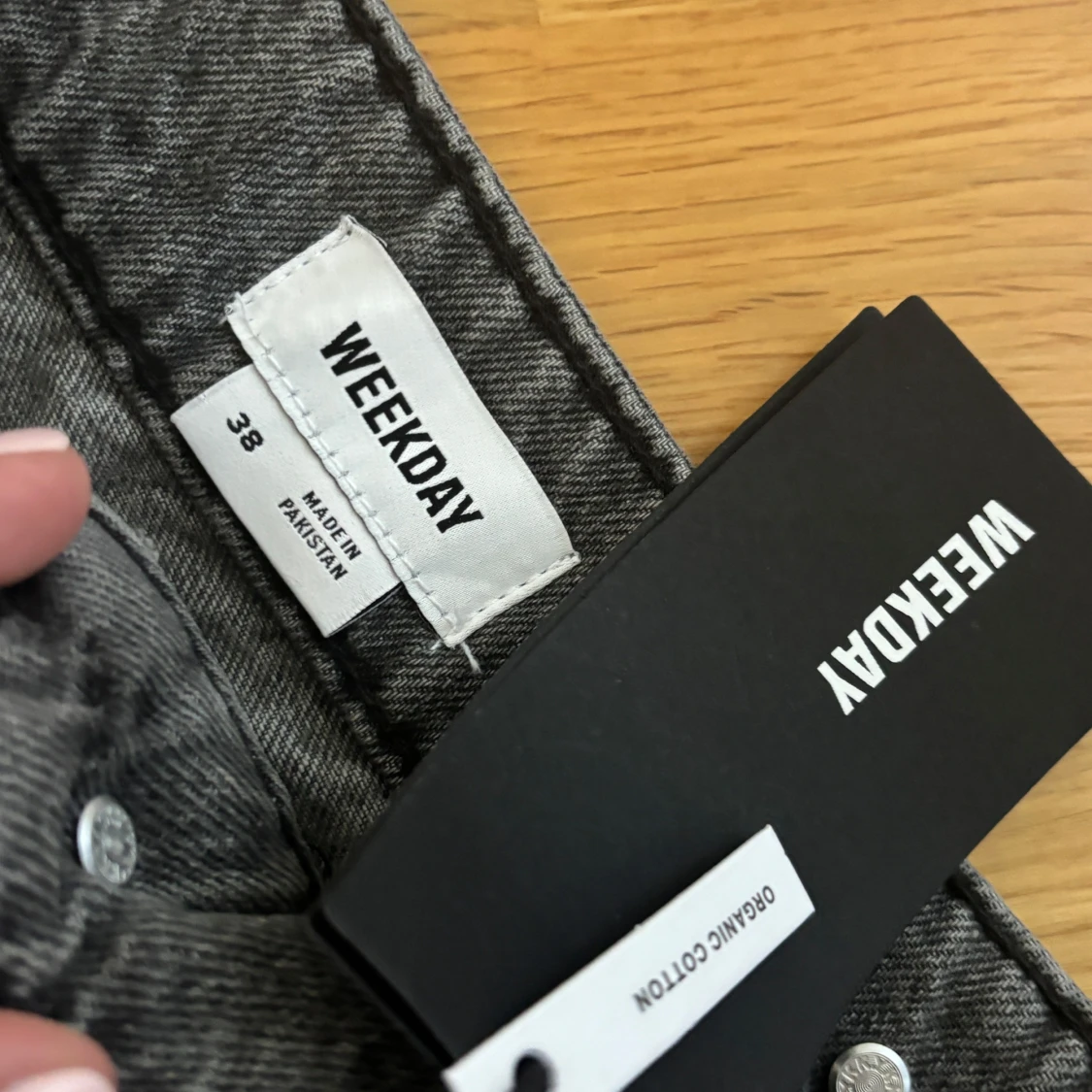 Grå mini jeanskjol från Weekday, strl 38 - 1