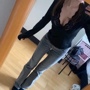 Svart topp med spets  XS - Helt ny säljer då det var i fel storlek för mig 💕Supersnygg svart långärmad topp från SHEIN i storlek XS. Djup v-ringning med spetsdetaljer.