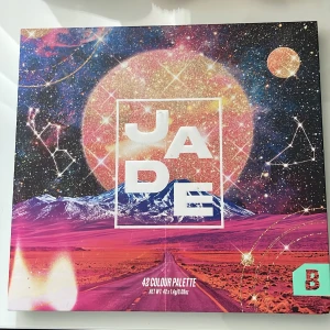 Jade x Beauty Bay 42 Colour Palette - Superfärgstark ögonskuggspalett med 42 nyanser. Kommer i en galet snygg förpackning med rymdtema och stor spegel. Perfekt för kreativa looks och att experimentera med färg. Älskar hur pigmenterade skuggorna är men Använder typ aldrig ögonskugga, därmed säljer denna🥲 Ordinariepris: 390kr