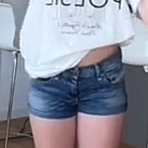 Vintage disel shorts - Säljer dessa jättesnygga vintage disel jeansshorts. De är i storlek w24 men skulle säga att de sitter mer som w26. Som man ser på sista bilden så är det en slitning på insidan men de syns inte alls när man har på sig dom. Skriv om ni har några frågor och Pris kan diskuteras!