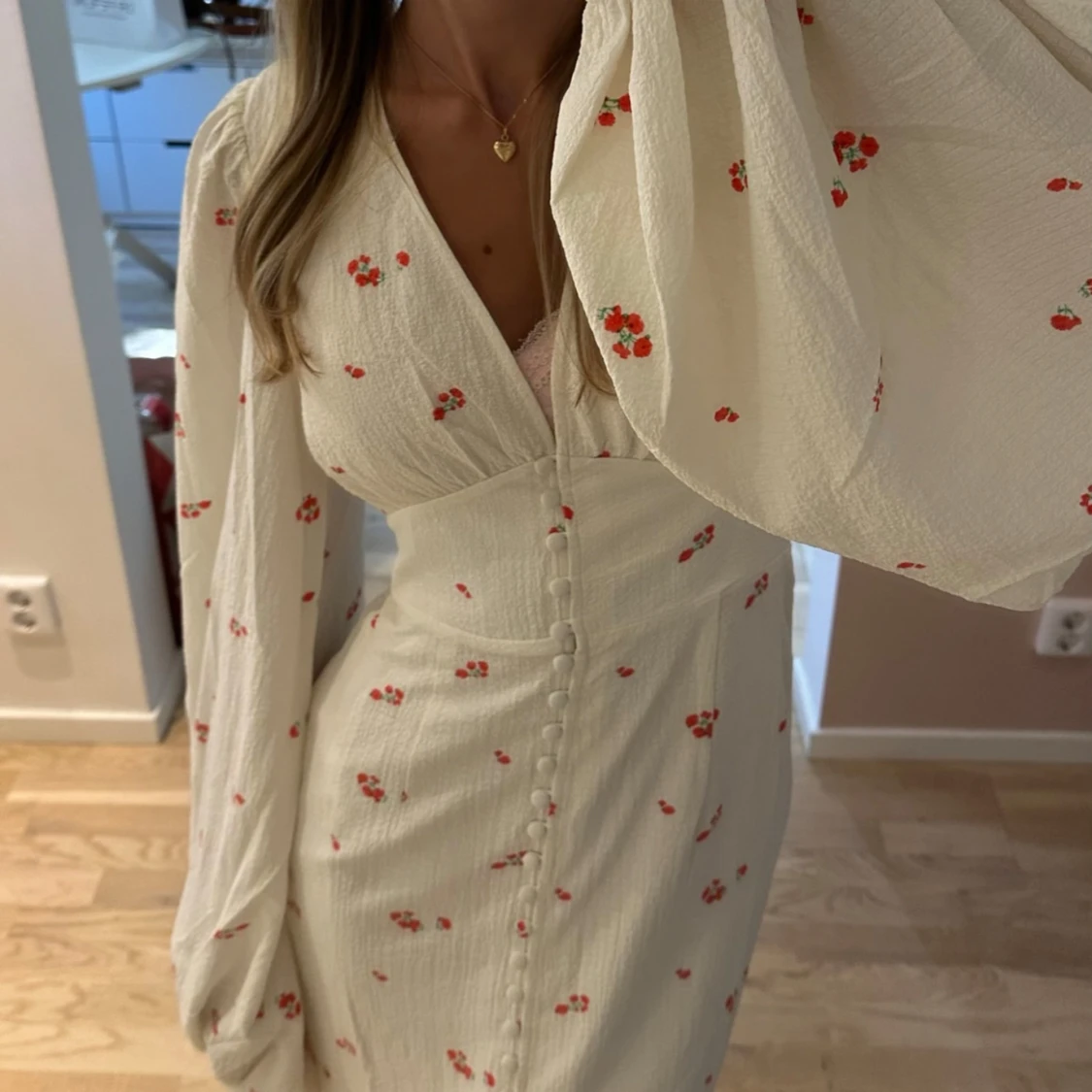 Vit blommig långklänning med knappar - 2