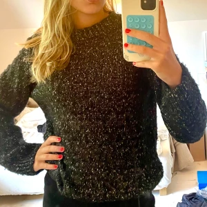 Svart stickad tröja med glitter - Super skön tröja med en touch av glitter. Bra skick och najs till vintern