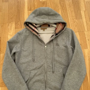 Burberry zip - Burberry zip hoodie storlek S använd några gånger 