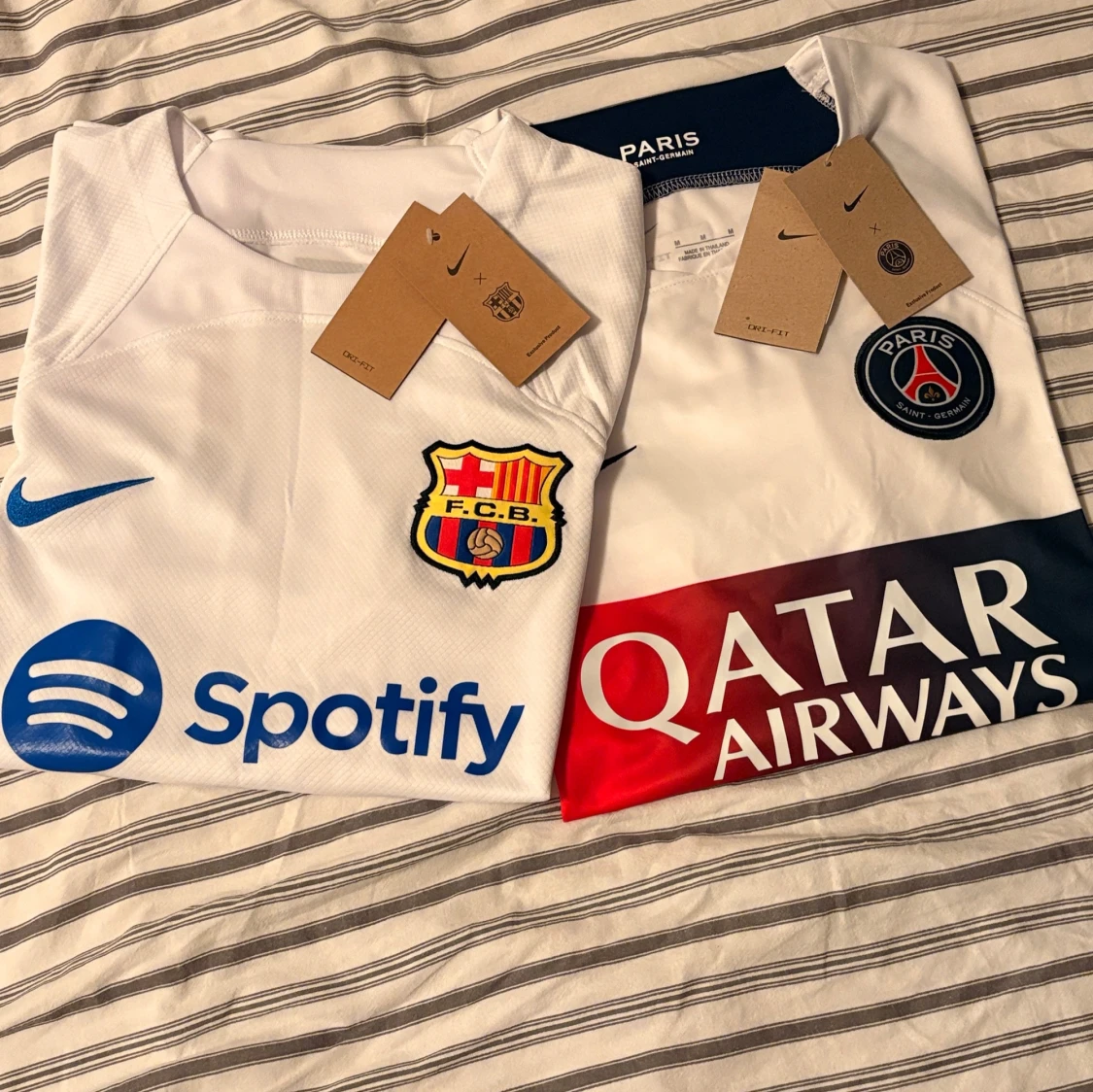 Vit FC Barcelona och PSG fotbollströja Nike