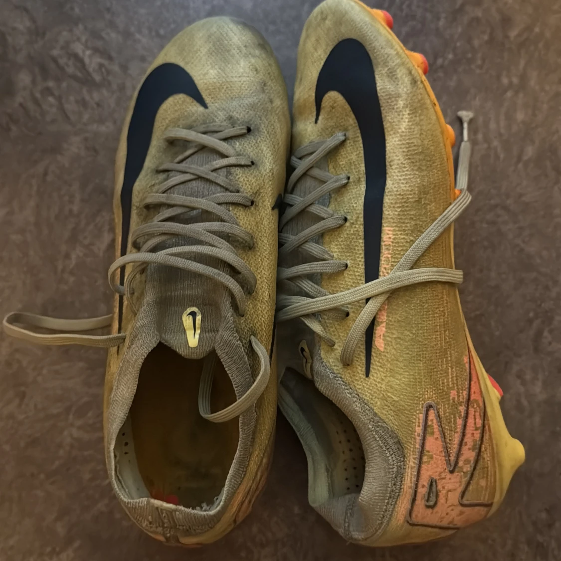 Gula Nike fotbollsskor med svarta detaljer smutsiga men är väldigt sköna skor modell är PRO och är i storlek 42,5  - 3