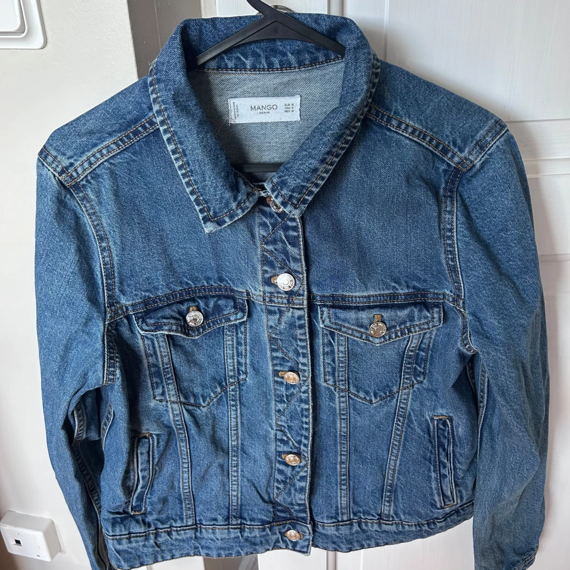  Blå jeansjacka från Mango