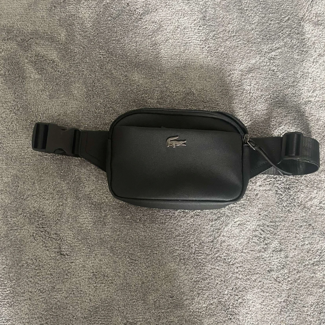 Svart axelväska från Lacoste - 1