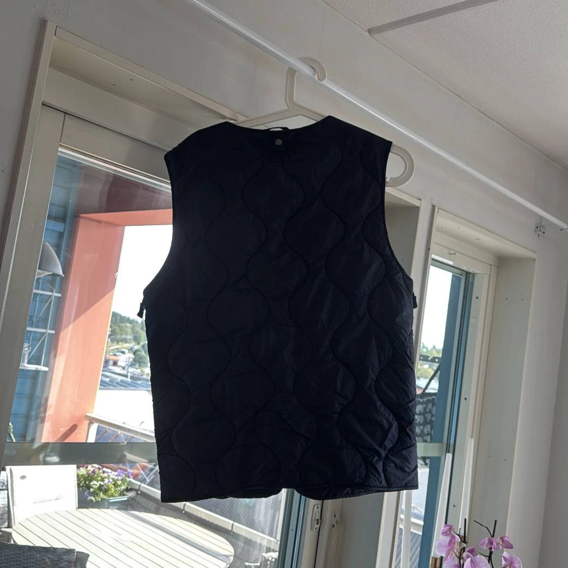 Svart quiltad dunväst från Jack and Jones  - 1