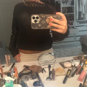 Tröja  - As snygg svart tröja med detaljer på kanterna! Pris kan diskuteras 