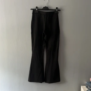 Svarta bootcut tights från Gina Tricot i storleken XS💕 - Svarta bootcut tights från Gina Tricot, basically basics-kollektionen. Byxorna har en hög midja och är i ett stretchigt material som sitter snyggt och är skönt att ha på sig.💕