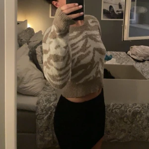Beige och vit croppad zebramönstrad tröja - Säljer en croppad stickad tröja med beige och vitt zebramönster. Lite nopprig💕