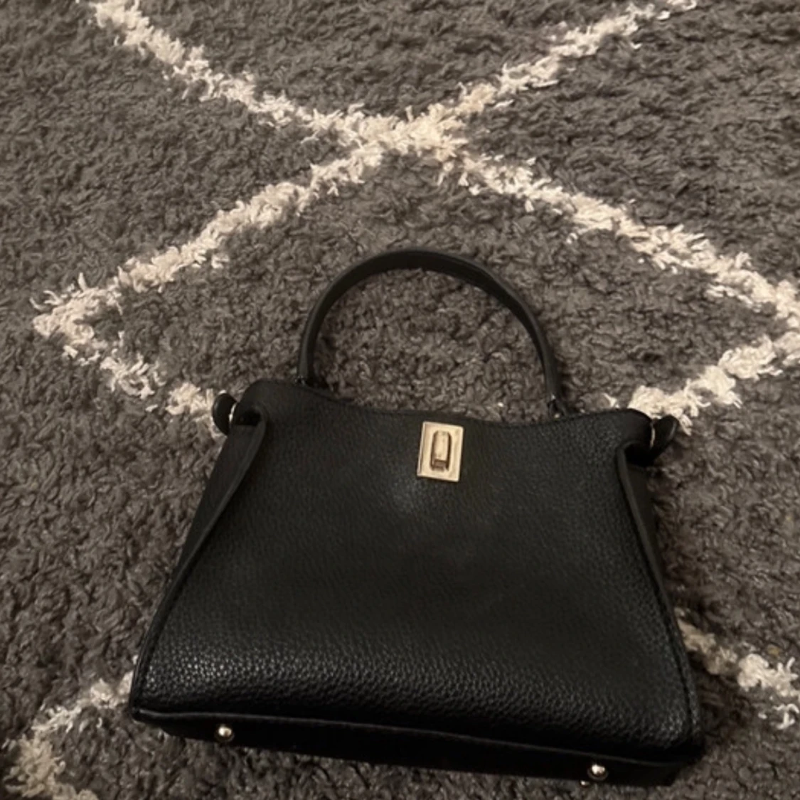 Svart handväska från Guess - 1