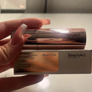BeautyAct Radiant Cream Colour Stick - Radiant Cream Colour Stick i nyansen Meet Cute från BeautyAct by Kicks. Krämig multiprodukt i stickformat med roséguldig hylsa. Ger ett fräscht, strålande resultat och kan användas som rouge eller highlighter. Färgen är en mjuk rosa ton.