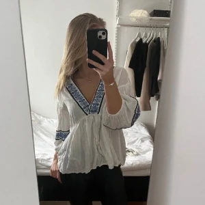Blus zara  - Jättefin blus från zara som inte säljs länge, lånade bilder🥰