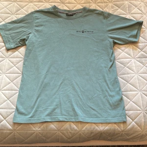 Grön t-shirt från Sail Racing - Snygg grön t-shirt från Sail Racing med diskret logga på bröstet. Klassisk rund halsringning och korta ärmar. Tillverkad i mjuk bomull som känns skön mot huden. Perfekt för dig som gillar stilrena plagg. Storleken är 176 men passar mig som har small, skicka gärna om du funderar över något.