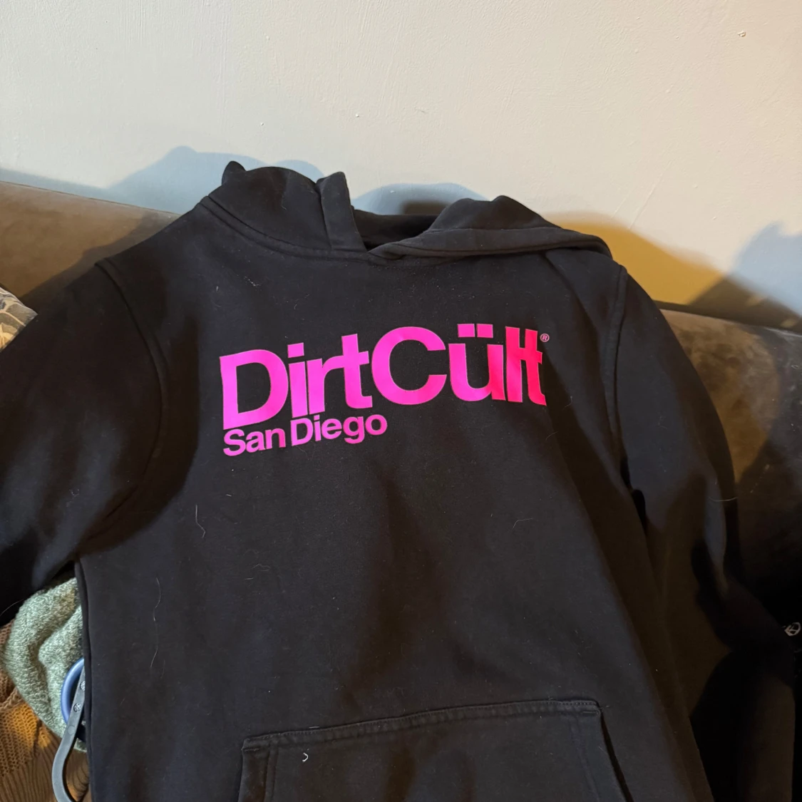 Svart DirtCült hoodie med rosa tryck - 1