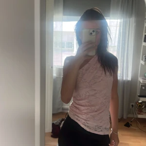 Söt topp - Säljer denna fina topp då den inte kommer till användig, den är helt oanvänd de finns prislapp kvar till och med. Hör av er om ni är intresserade Ellerhur några frågor❤️