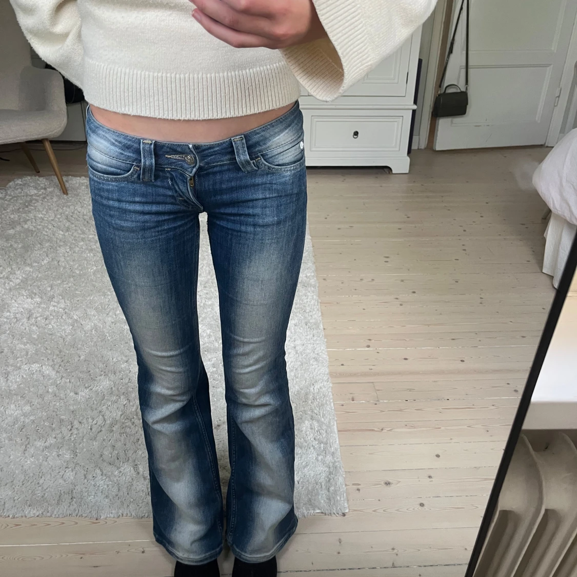 Blå bootcut jeans med låg midja