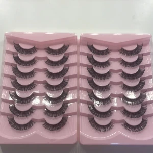 Falska ögonfransar i 7 pack  - Säljer två rosa askar med totalt 7 par svarta, fylliga lösögonfransar. Fransarna har en naturlig böj och ger volym till din look. Perfekta för att lyfta ögonen och skapa en dramatisk effekt. Kommer i praktisk förpackning för enkel förvaring. Fransarna är i D curl🤍🤍.