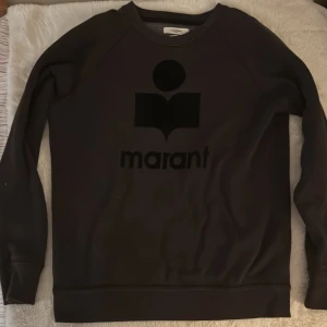 Isabel marant tröja - Snygg och trendig tröja från isabel marant 🤎 den är i stl 40 (L) men jag skulle säga att den lutar lite mer åt M hållet! Den är i bra skick, dvs inga defekter. Ställ gärna frågor!💕