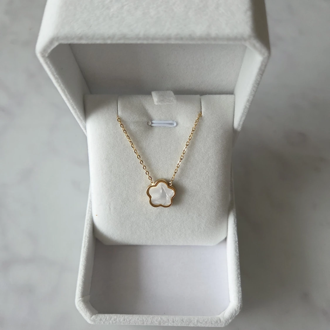 Halsband med blomma i pärlemor - 1