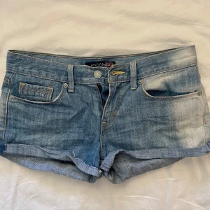 Lowwaist Levi’s jeansshort - Lågmidjade, ljusblåa shorts i jätte bra skick💕 Kontakta vid frågor