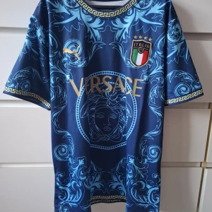 Italien fotbollströja  - Säljer denna på grund av att jag köpte några storlekar för stor. Finns i Helsingborg. Meddela gärna om du är intresserad.