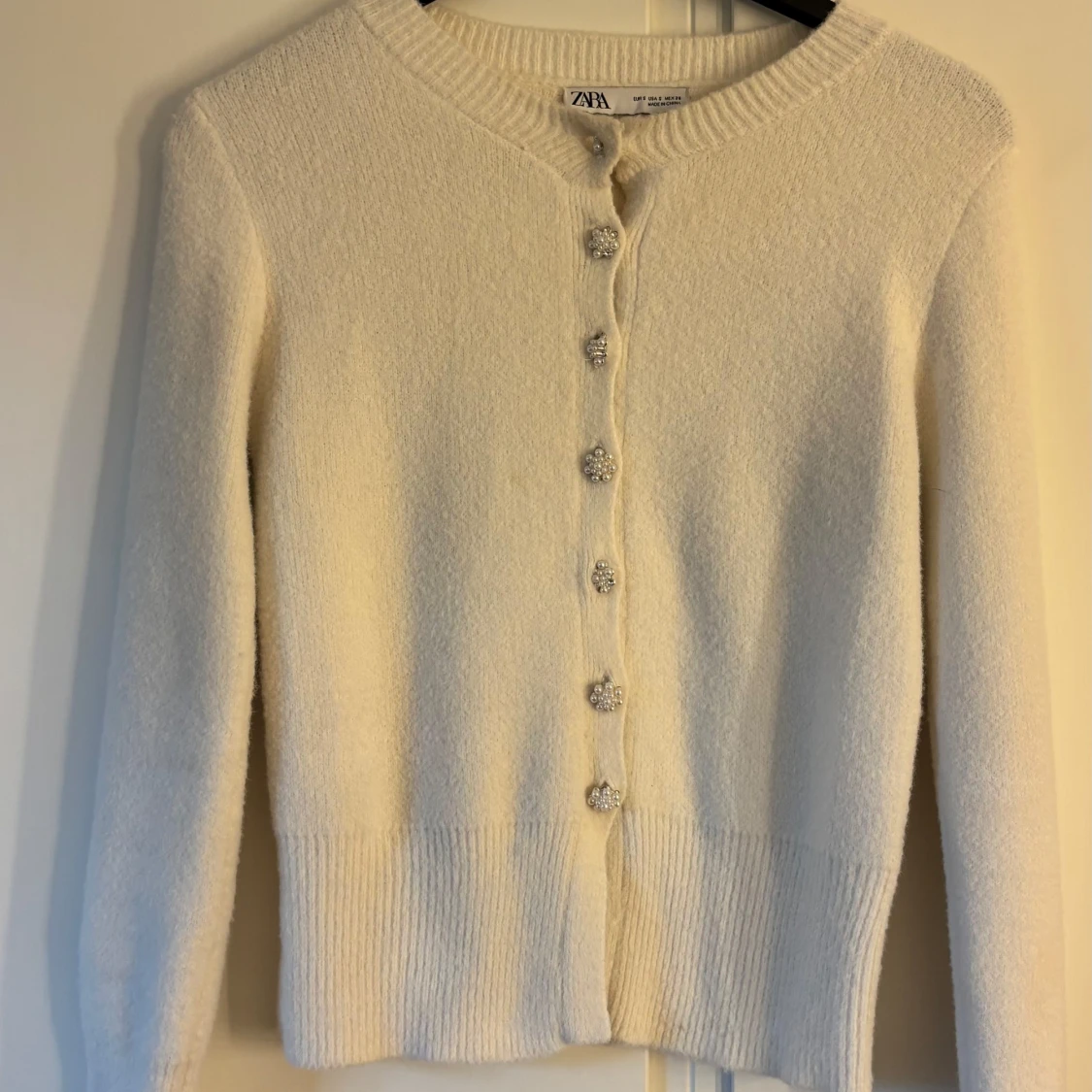 Vit kofta från Zara med pärlknappar - 1