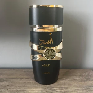 Lattafa ~ Asad 100ml  - Säljer då jag behöver mer plats i parfymskåpet och då den sällan kom till användning. Finns kvar minst 95/100ml och och den är extremt lik originalet (Dior Sauvage)  jag kan inte skilja dem åt. Självklart har de bevarats rumstempererat i ett mörkt rum utan fuktighet, har du frågor är det fritt fram💪🏼🙌🏼
