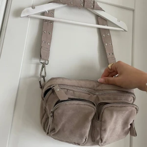 Axelväska  - Säljer denna superfina beige väskan från Gina med flera fack, den är använd fåtal gånger och mycket bra skick 💗💗