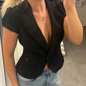 kortärmad kavaj  - världens finaste kortärmade kavaj, så snygg till fest med en fin bh under💖💖