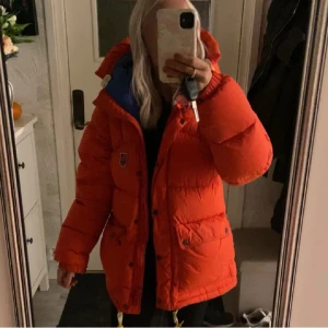 Röd dunjacka från Fjällräven S - Dunjacka expedition down lite från Fjällräven i storlek S. Nya färgen, flame orange/röd. Mycket bra skick, sparsamt använd! Endast lite smutsig vid ärm muddarna, går säkert bort vid tvätt. Nypris 7 500kr, säljer för 4 100 eller högst bud❣️