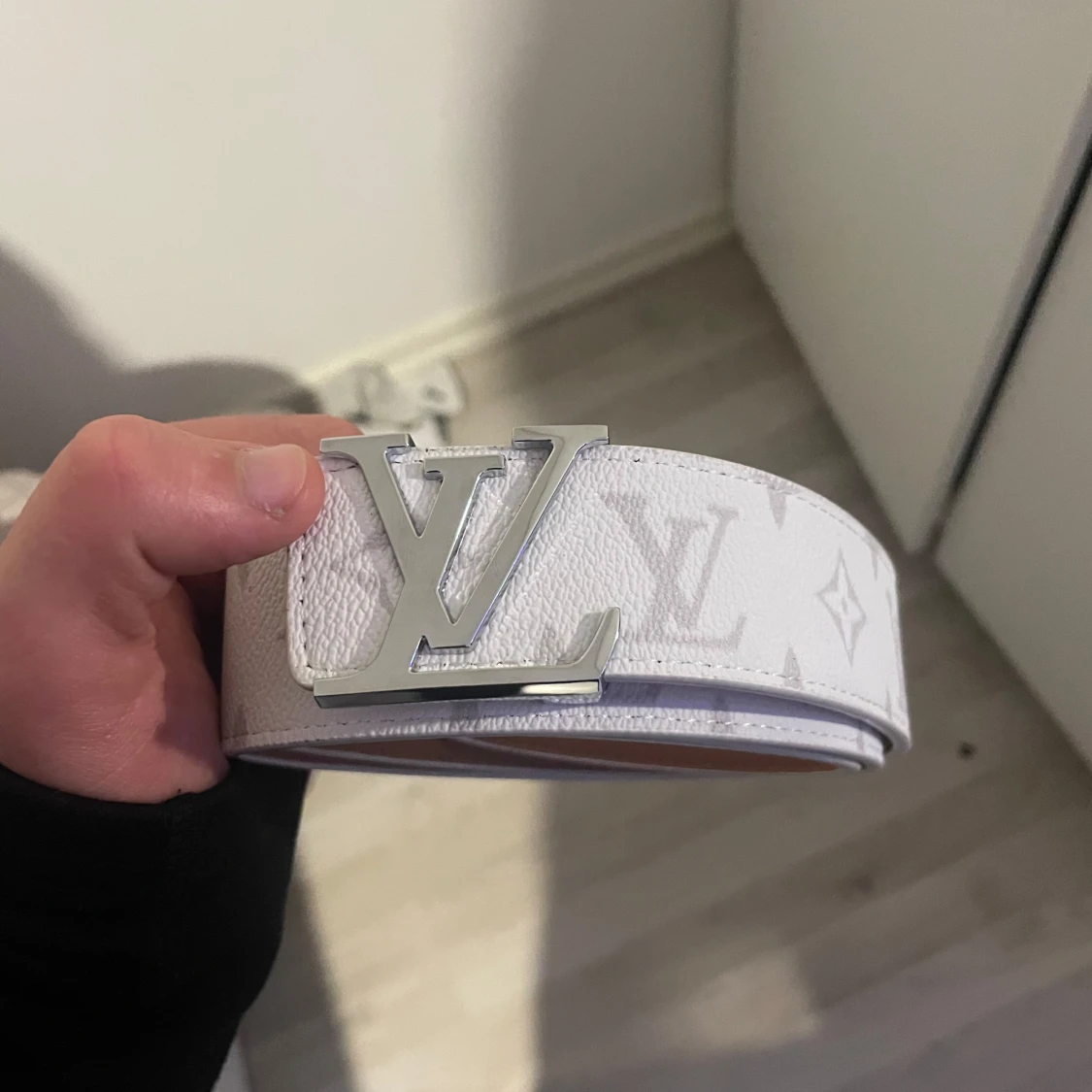 Vit skärp med silverdetaljer