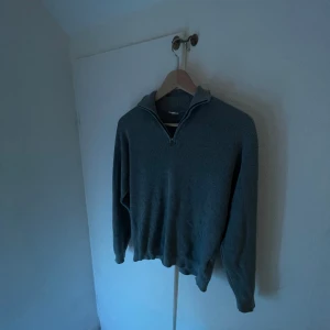 Half zip 146/152 - Säljer denna stilrena half dipen från Lindex i storlek 146/152.Den passar även folk i 160 nånstans.Jag är 167 och den sitter perfa på mig.Den har inga skador och är som ny.Det är bara o skriva vid frågor så får ni snabba svar.Priset är ej hugget i sten.
