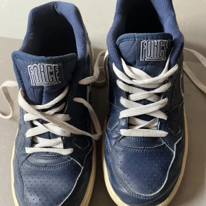 Nike Air Force marinblå sneakers - Marinblå klassisk Nike Air Force sneakers i strl 39