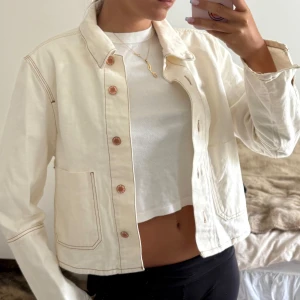 Beige jeans jacka  - Asss snygg beige jeans jacka från Zara!!