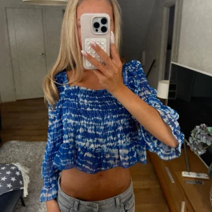 Blå-mönstrad blus - Snygg långärmad blus med loose fit i ett blå-marmorerat mönster